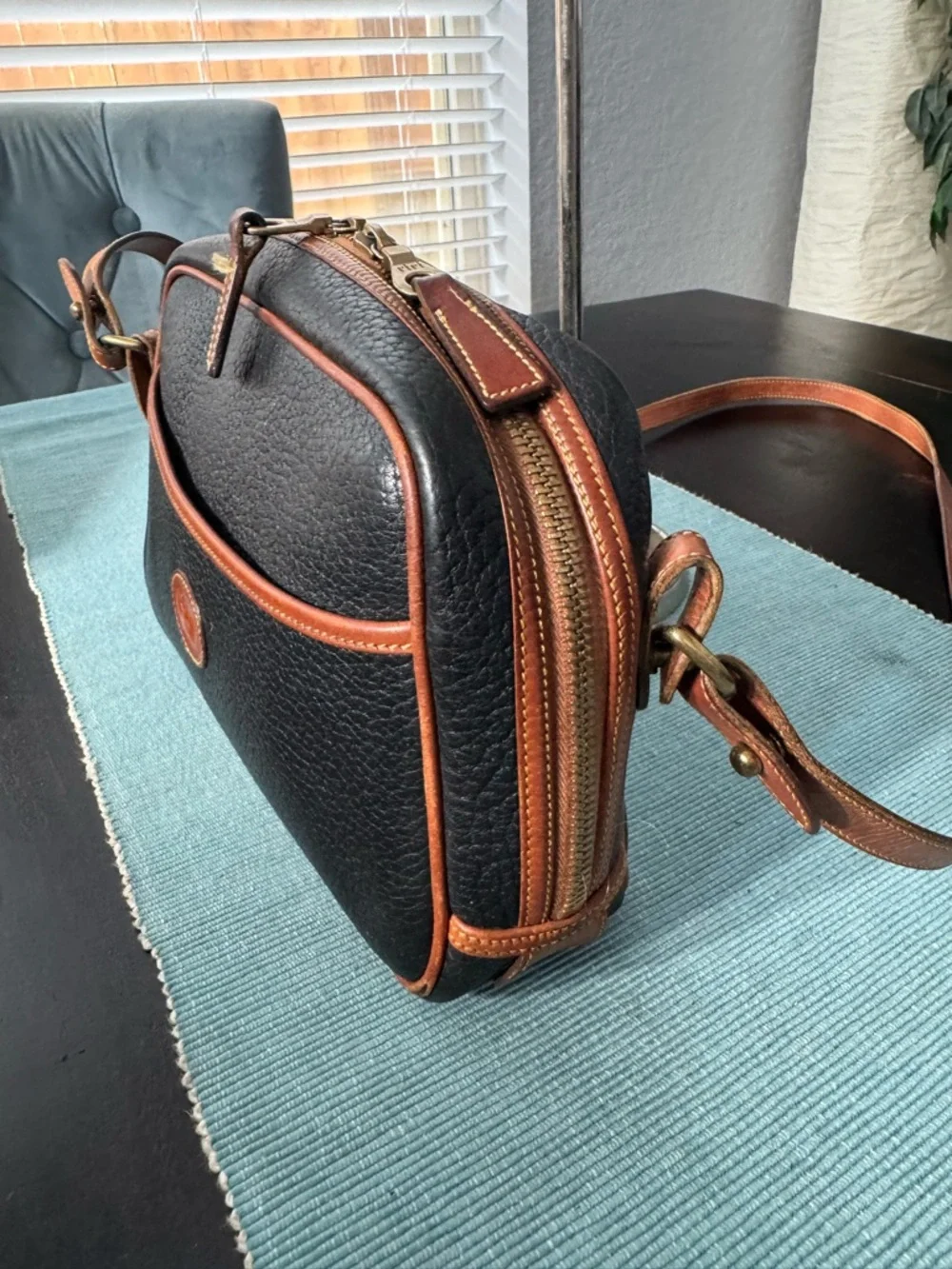 Vintage Dooney & Bourke Black Pebbled Leather Crossbody Bag - Picture 5 of 12